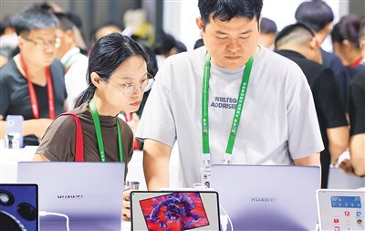 4月14日，觀眾在海南省舉辦的第四屆中國(guó)國(guó)際消費(fèi)品博覽會(huì)華為展臺(tái)參觀。新華社記者 楊冠宇攝