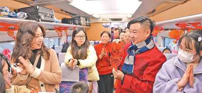 成都客運(yùn)段在列車上開展“高鐵非遺文化節(jié)”活動(dòng)。?王明峰 王超 攝影報(bào)道