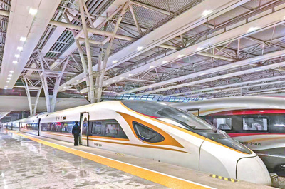途經(jīng)滬蘇湖高鐵的復(fù)興號(hào)列車從上海虹橋站發(fā)出。莊秋冬攝