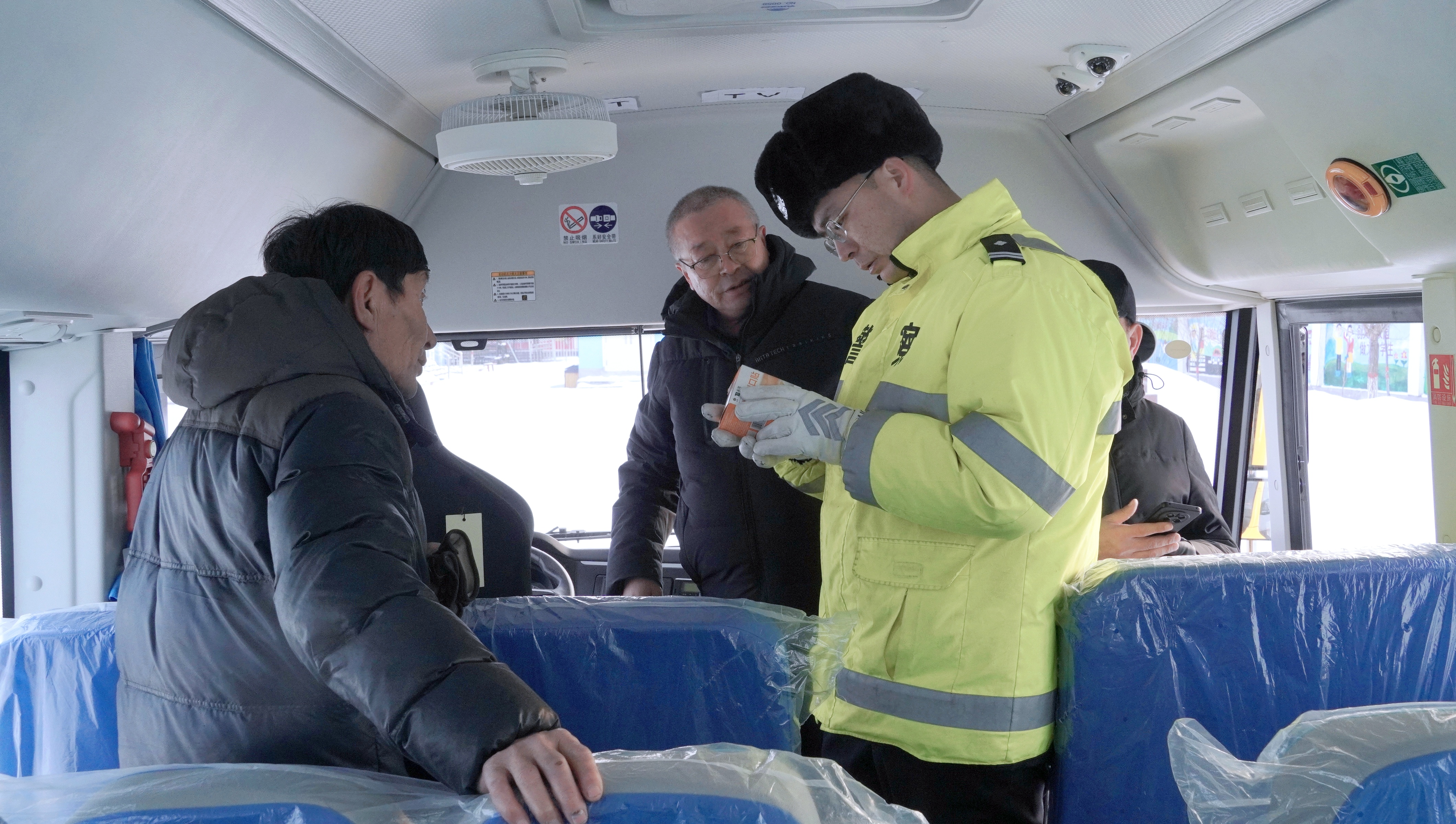 民警對校車的急救要求進行檢查.jpg