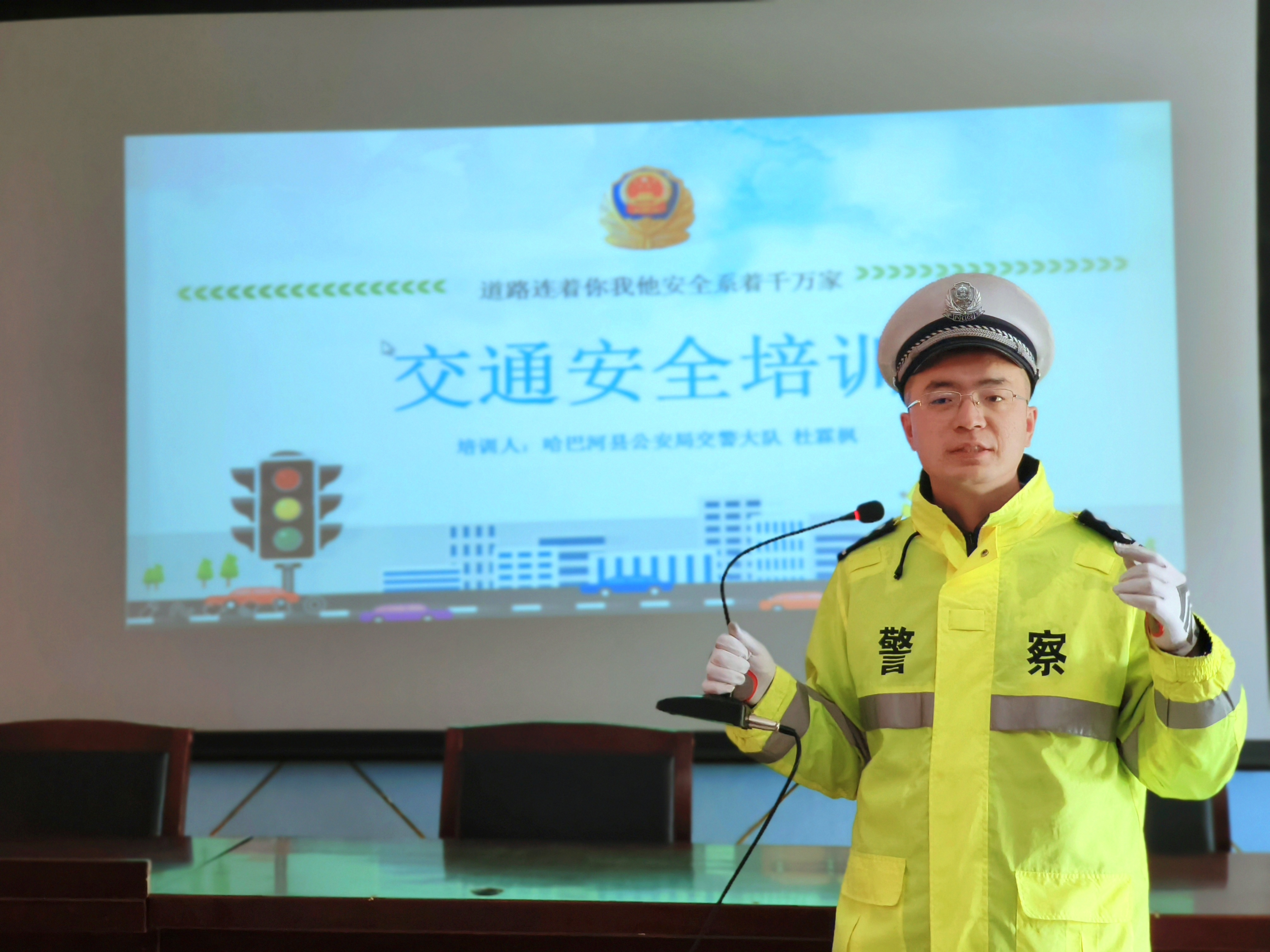 民警為縣初級中學(xué)學(xué)生上開學(xué)交通安全第一課.jpg