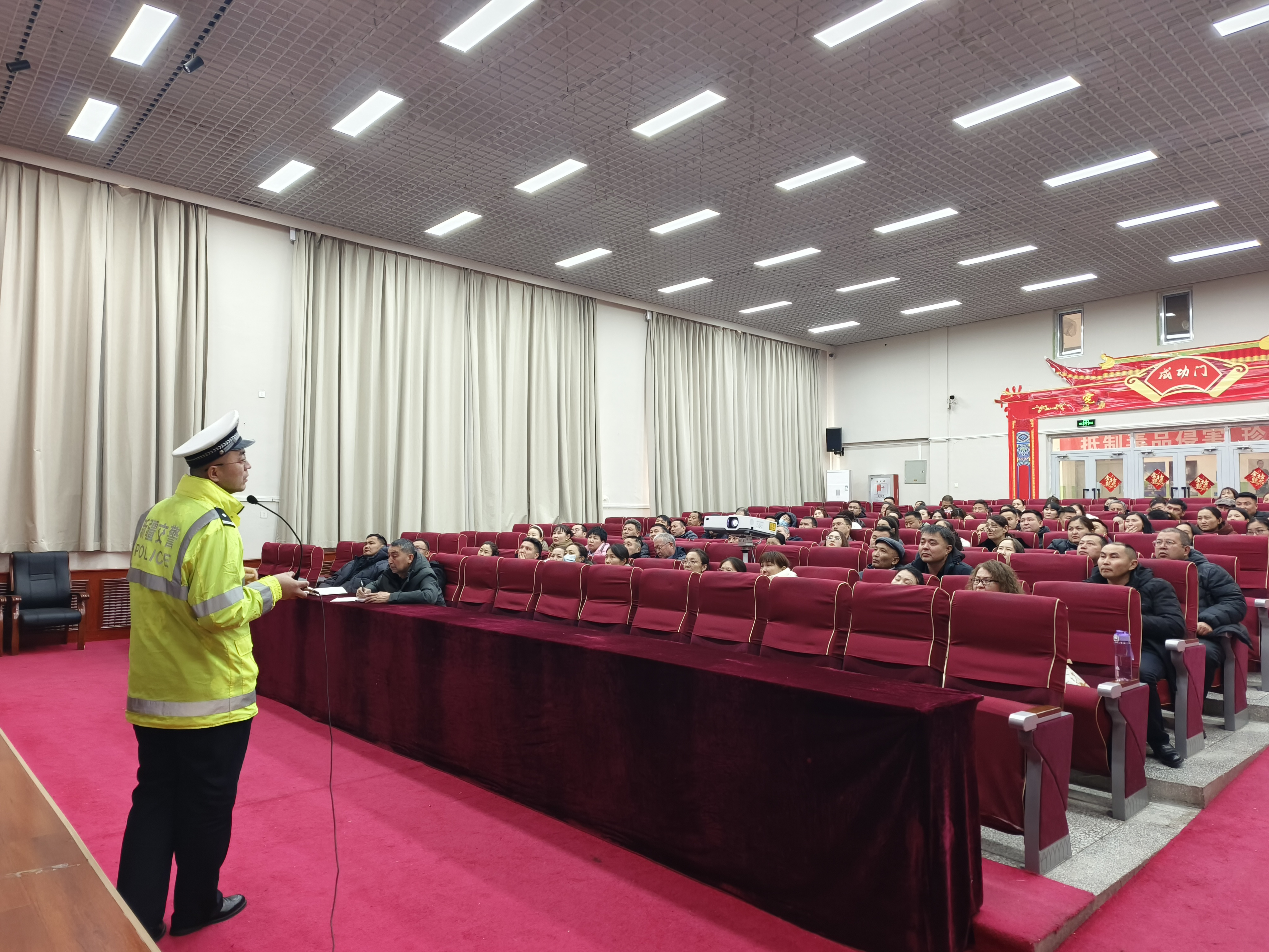 民警向各中小學(xué)校的校領(lǐng)導(dǎo)及老師講解交通事故典型案例.jpg