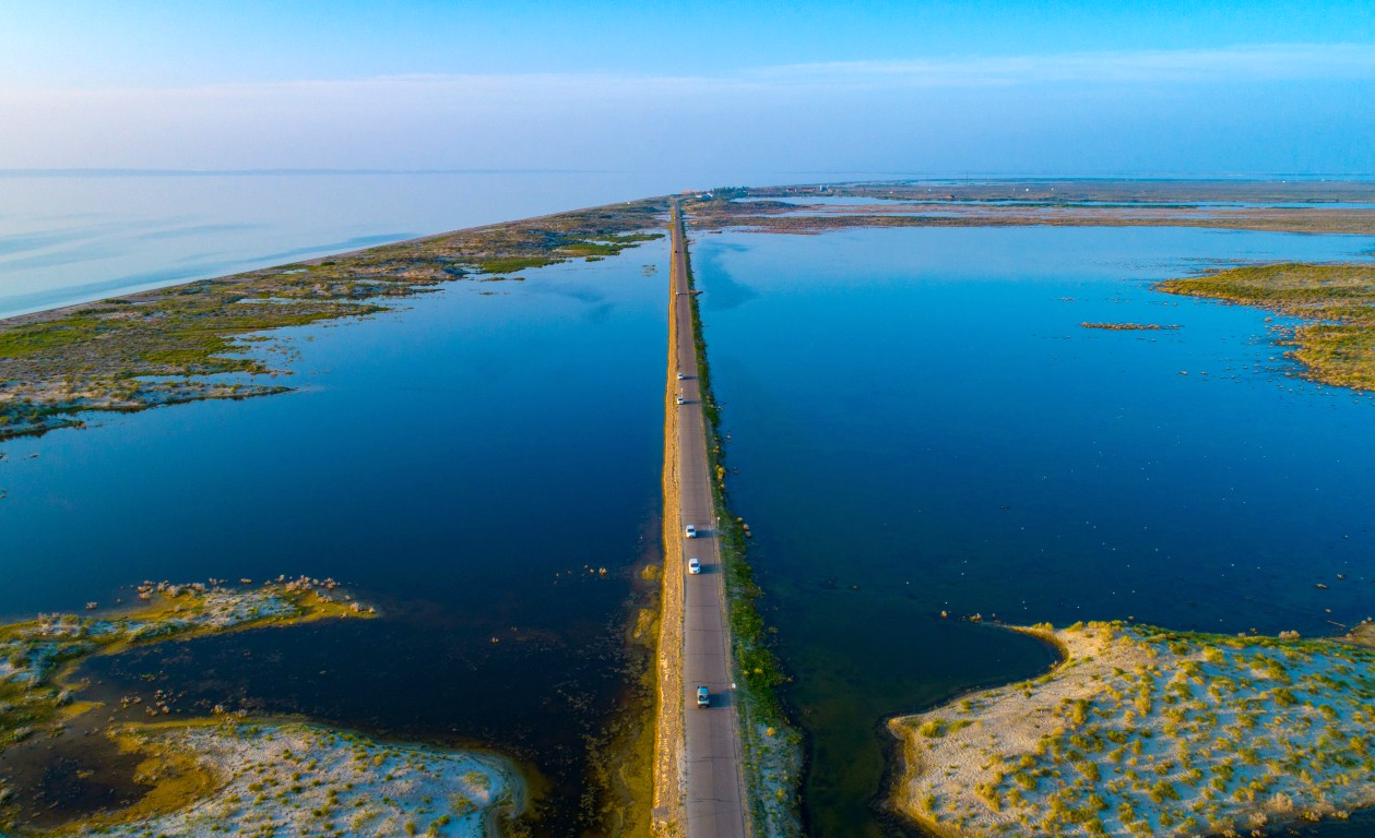環(huán)湖公路-王勇-.jpg